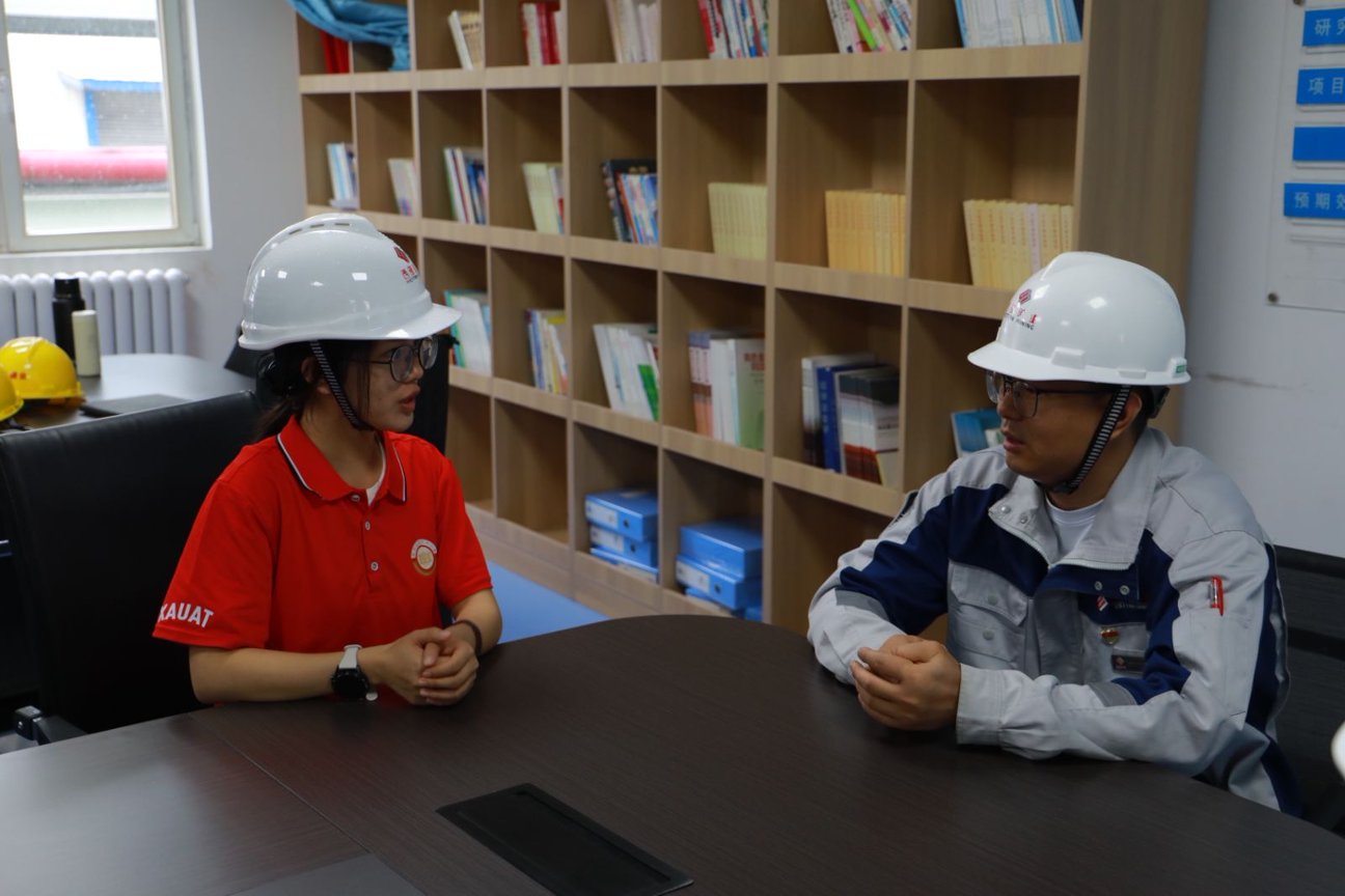 实践团队在青海西部镁业有限公司开展访谈调研.jpg